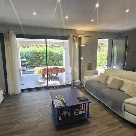 Hébergement de vacances 3 Pièces Climatisée, Terrasse, Piscine, Proche Commerces Et Centre-ville – - Fr-1-780-64 *