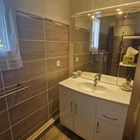 Climatisee 3 Pieces, Piscine Partagee, Proche Centre A - Fr-1-780-64 Holiday home