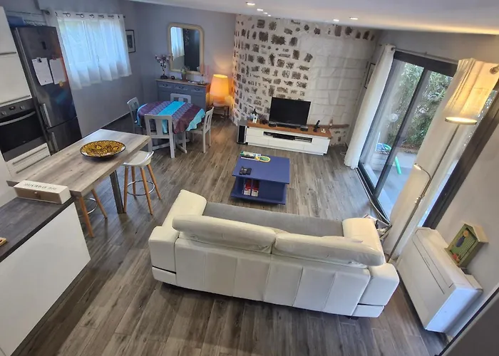 3 Pièces Climatisée, Terrasse, Piscine, Proche Commerces Et Centre-ville – - Fr-1-780-64