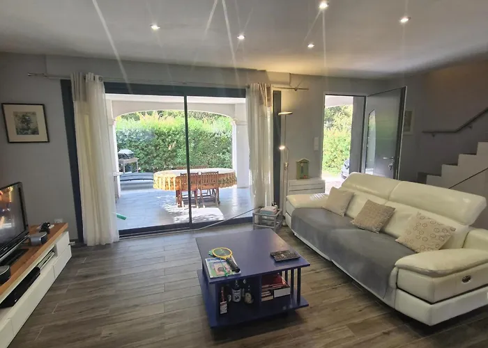 Hébergement de vacances 3 Pièces Climatisée, Terrasse, Piscine, Proche Commerces Et Centre-ville – - Fr-1-780-64 *