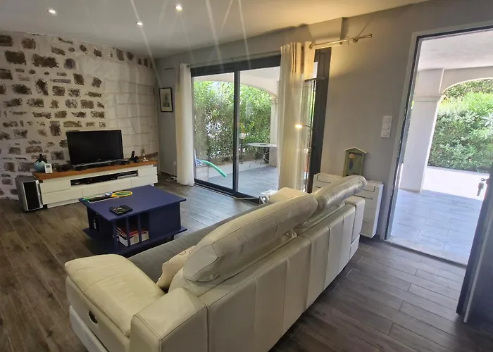 3 Pièces Climatisée, Terrasse, Piscine, Proche Commerces Et Centre-ville – - Fr-1-780-64